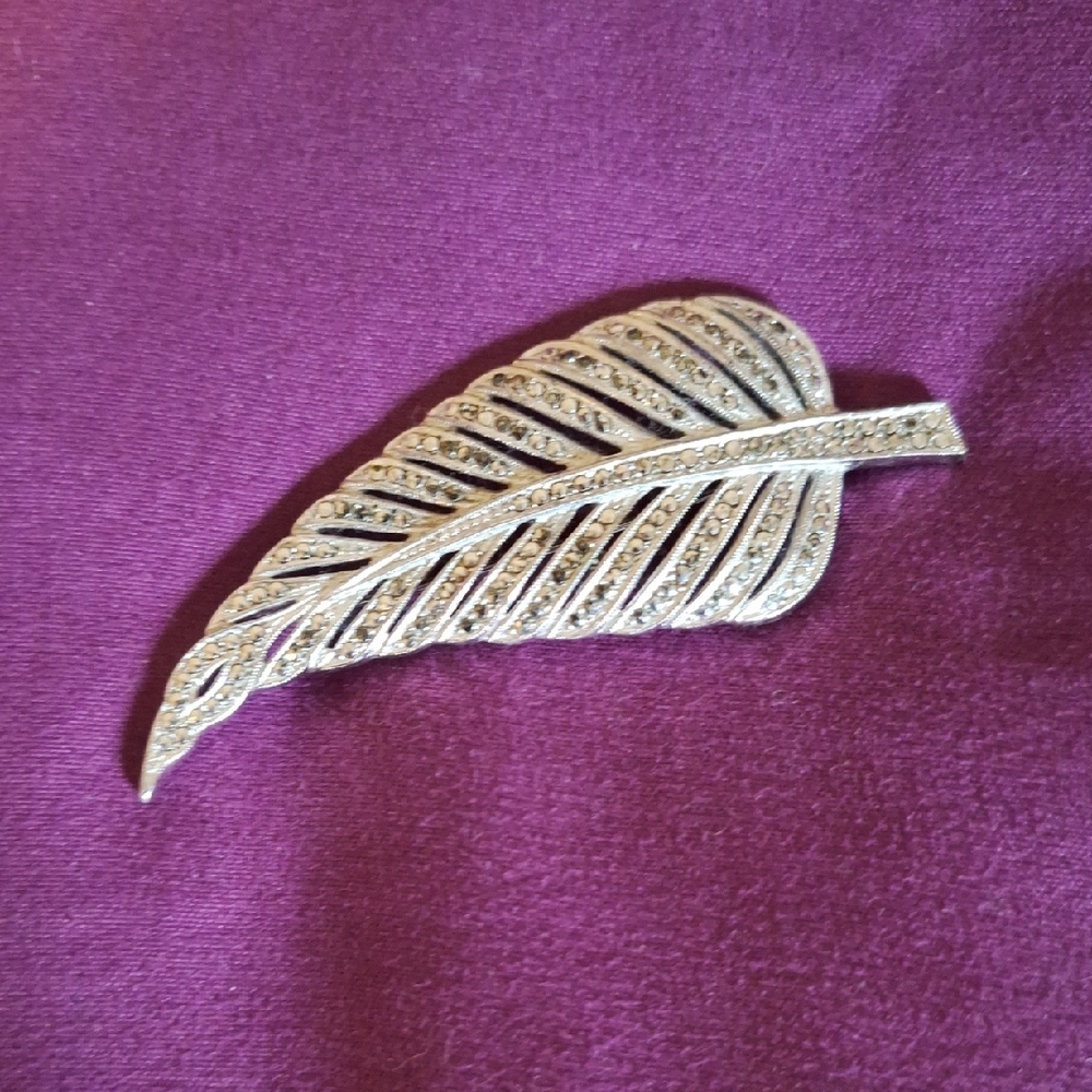 Glittery silver leaf brooch